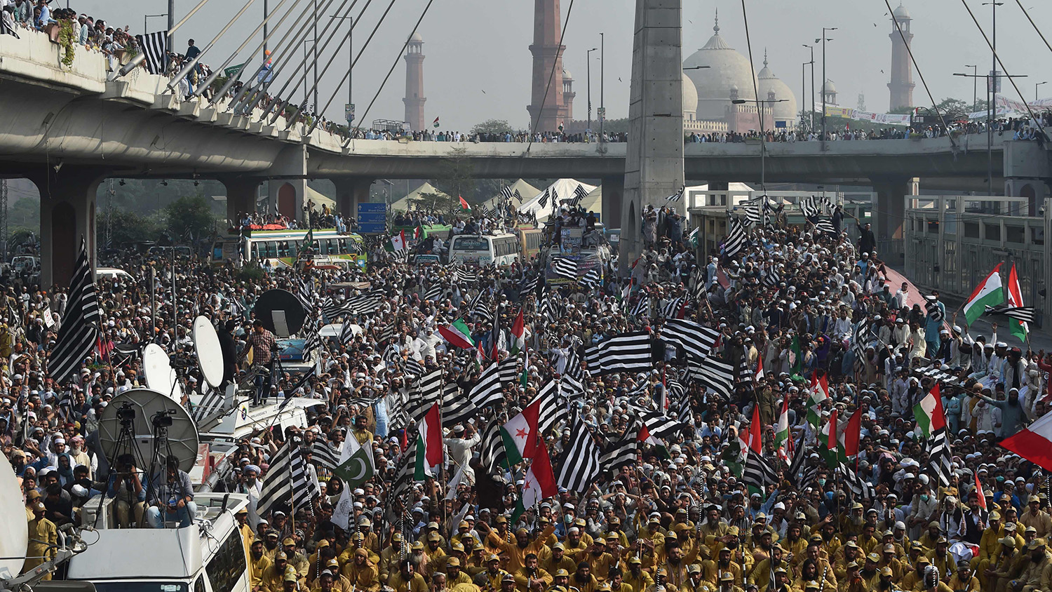 Activists and supporters of the Jamiat Ulema-e-Islam party Maulana Fazlur Rehman gather during an anti-government "Azadi March" towards Islamabad, in Lahore on Oct. 30, 2019. (AFP)