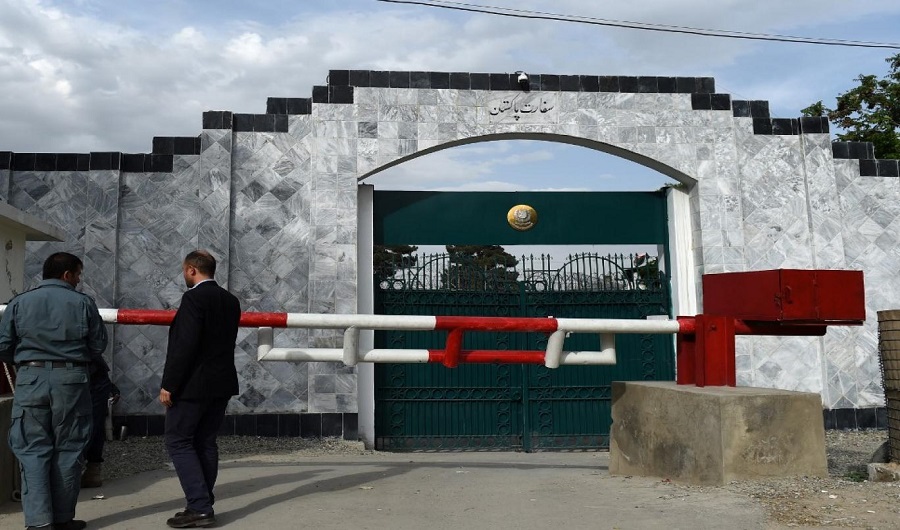 Afghan security personnel stand guard in front of the Pakistan embassy in Kabul on May 10, 2016. (AFP/ File photo)