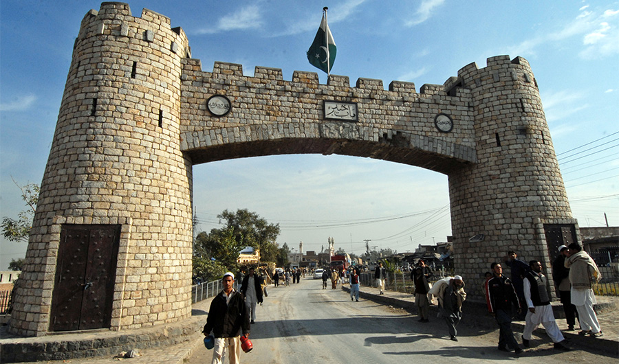 Pakistani tribesmen cross the Bab-e-Khyber on January 2, 2009. (AFP)