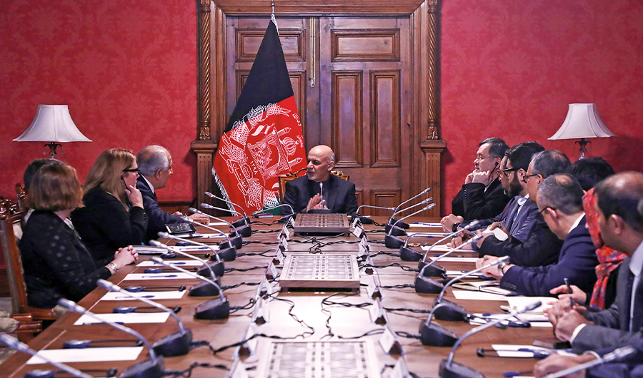 Afghan President Ashraf Ghani (center) talks with U.S. special representative for Afghan peace and reconciliation, Zalmay Khalilzad (upper left), during a cabinet meeting at the Presidential Palace in Kabul on January 2, 2019. (AFP/File photo)