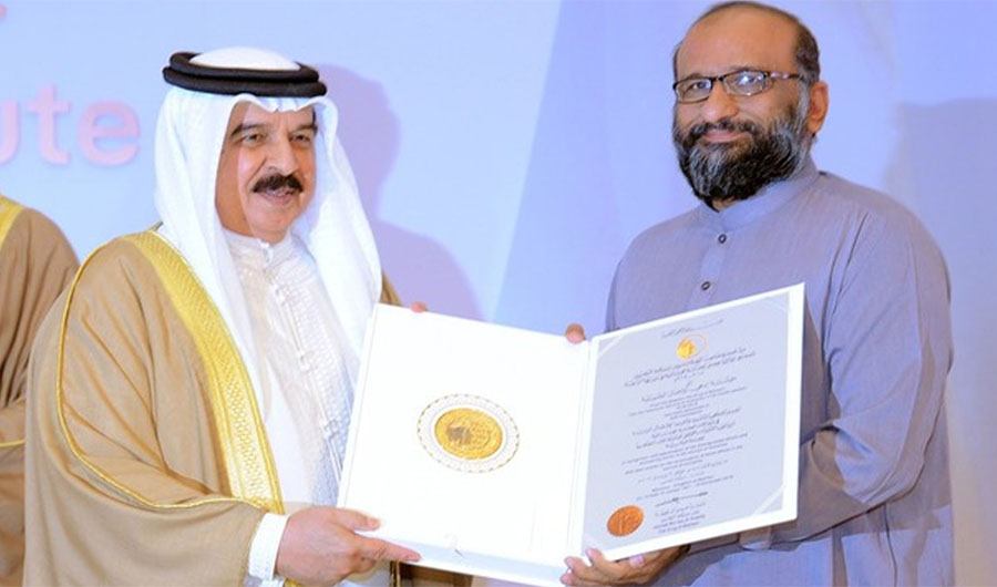 Bahrain’s King Hamad bin Isa Al Khalifa presents the Isa Award for Service to Humanity to Faisal Edhi on November 12, 2019, in Manama. (Photo Courtesy: Bahrain News Agency)
