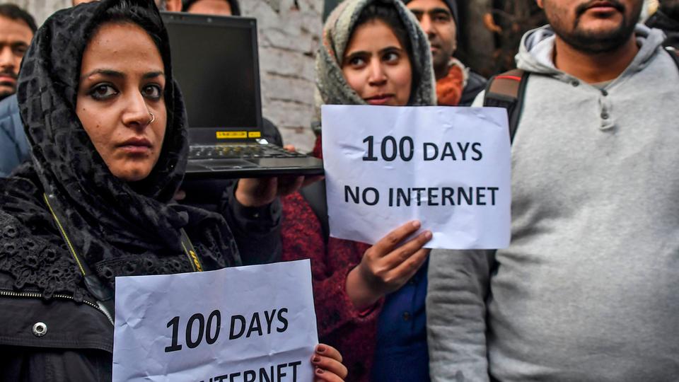 Kashmiri journalists protest the Internet shutdown by India’s government in Srinagar. (AFP)