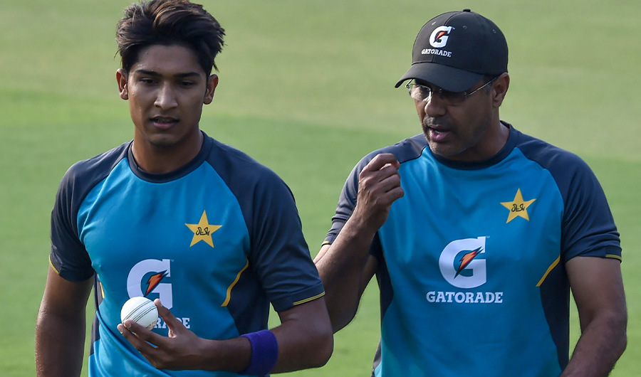 Pakistan's bowling coach Waqar Younis (R) gives tips to Mohammad Hasnain during a practice session at the Gaddafi Cricket Stadium in Lahore on October 4, 2019. (AFP)