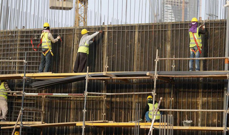 Asian labourers work at the construction site of a building in Riyadh, Saudi Arabia, November 16, 2014. (Reuters/file photo)