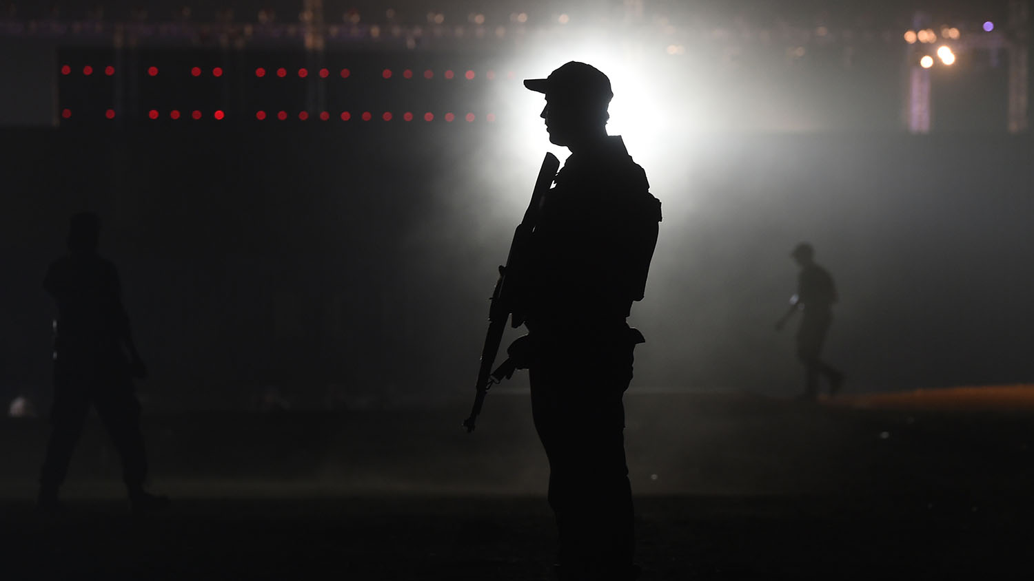 In this file photo, a Pakistani policeman stands guard in Karachi on July 25, 2019. Pakistani security officials say they have arrested two suspected members of Daesh in a raid on their hideout in the eastern Punjab province. (AFP)
