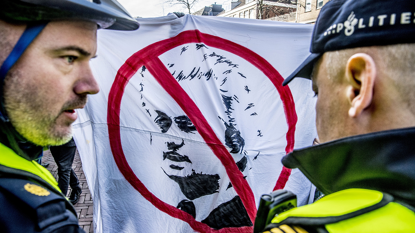 Opponents of the right-wing Party for Freedom (PVV) hold a counter-campaign in the center of Dordrecht, the Netherlands, on February 17, 2018, as the party's leader Geert Wilders campaigns for the municipal elections. (AFP/File)