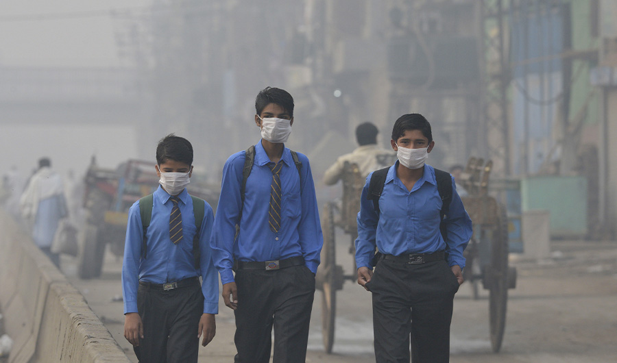 Pakistani school students return home as heavy smog envelops the city in Lahore on November 4, 2016. (AFP)