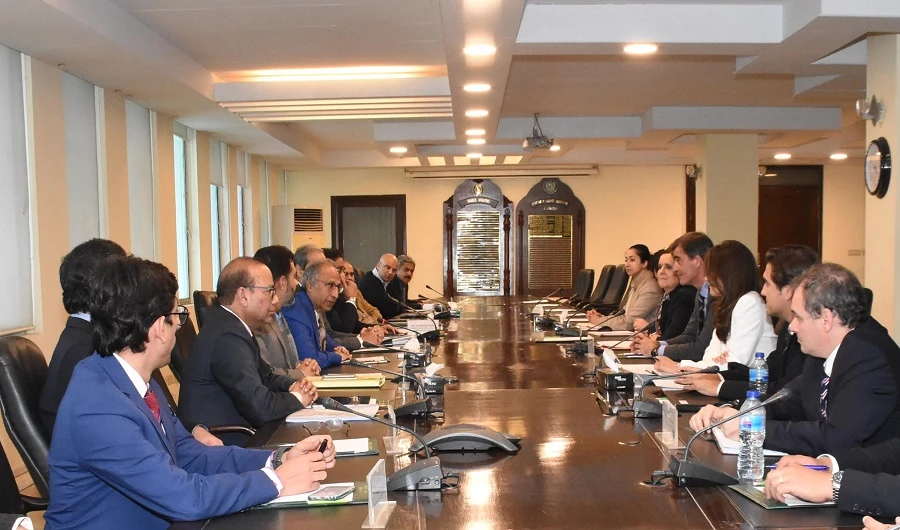 Adviser to the Prime Minister on Finance and Revenue, Dr. Abdul Hafeez Sheikh holding a meeting with IMF Mission Team led by Ernesto Ramirez Rigo on the conclusion of IMF Mission review at Islamabad on Nov 8, 2019. (APP)