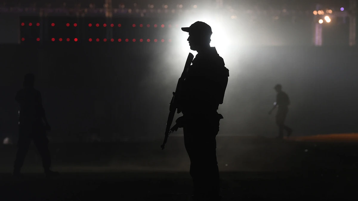 In this file photo, a Pakistani policeman stands guard in Karachi on July 25, 2019. Pakistani security officials say they have arrested two suspected members of Daesh in a raid on their hideout in the eastern Punjab province. (AFP)