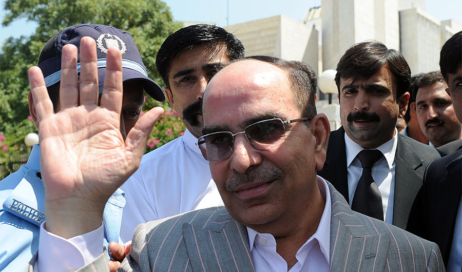 Real estate tycoon Malik Riaz waves as he leaves the Supreme Court on his contempt of court case in Islamabad June 21, 2012. (AFP)