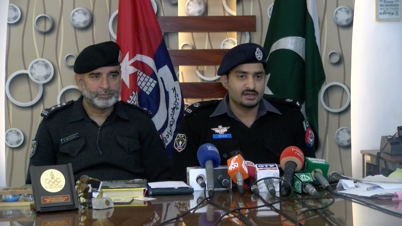 Superintendent Police Muhammad Shoaib addresses a news conference in Peshawar after arresting an Afghan woman on December 4, 2019, who was trying to transport explosive material to Lahore to carry out a militant attack. (Photo courtesy of KP Police)