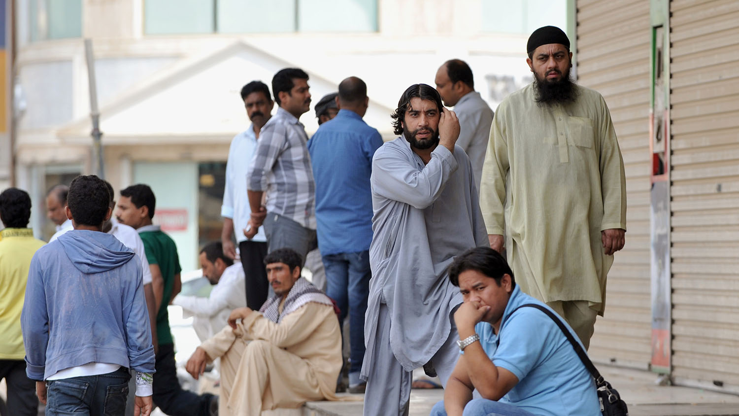 Foreign workers gather outside the Saudi immigration ministry in Riyadh on Nov. 4, 2013. (AFP)