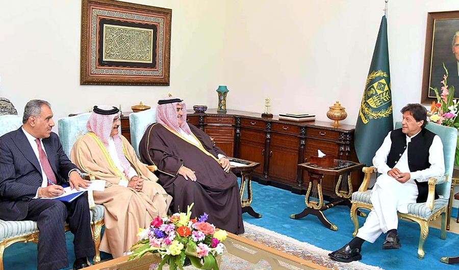 Foreign Minister of Bahrain Shaikh Khalid Bin Ahmed Bin Mohamed Al Khalifa, center, called on Prime Minister of Pakistan Imran Khan at the PM House on April 09, 2019. (APP/File)