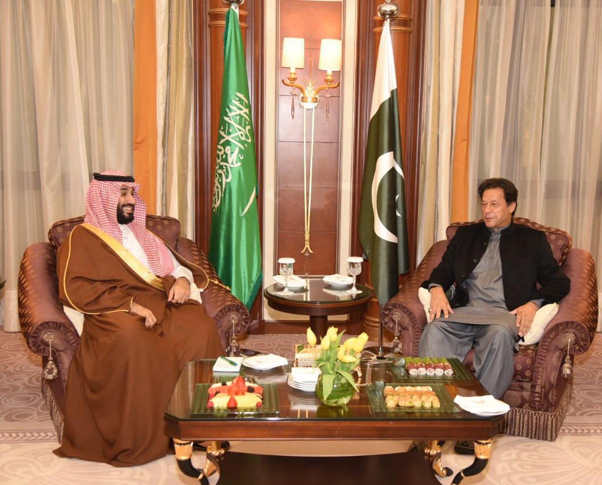 Pakistani Prime Minister Imran Khan, right, meets Saudi Crown Prince Mohammed bin Salman in Riyadh on Dec. 14, 2019. (PID)