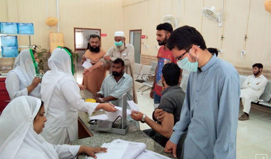 Patients stand in line at the registry kiosk of the Pakistan Institute of Medical Sciences in Islamabad, Pakistan, April 2, 2018. (Reuters/ File photo)