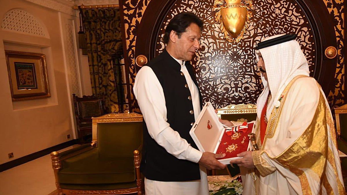 Bahrain's King Hamad Bin Isa Al Khalifa, right, confers the country's highest civil award to Pakistan's Prime Minister Imran Khan at Al-Sakhir Palace in Bahrain on Dec. 16, 2019. (Supplied)