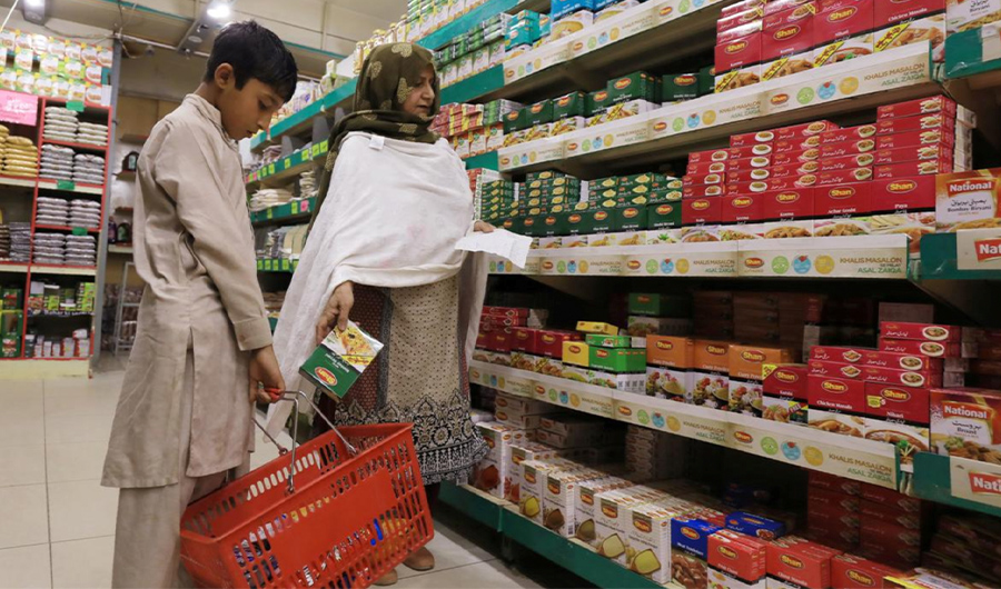 A woman shops for grocery items at a store in Peshawar, Pakistan April 3, 2019. (REUTERS/File photo)