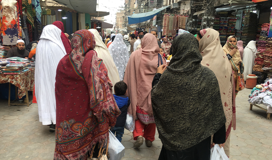 Women walk past Shafi Market in Peshawar, Khyber Pakhtunkhwa, Dec. 18, 2019 (AN photo).