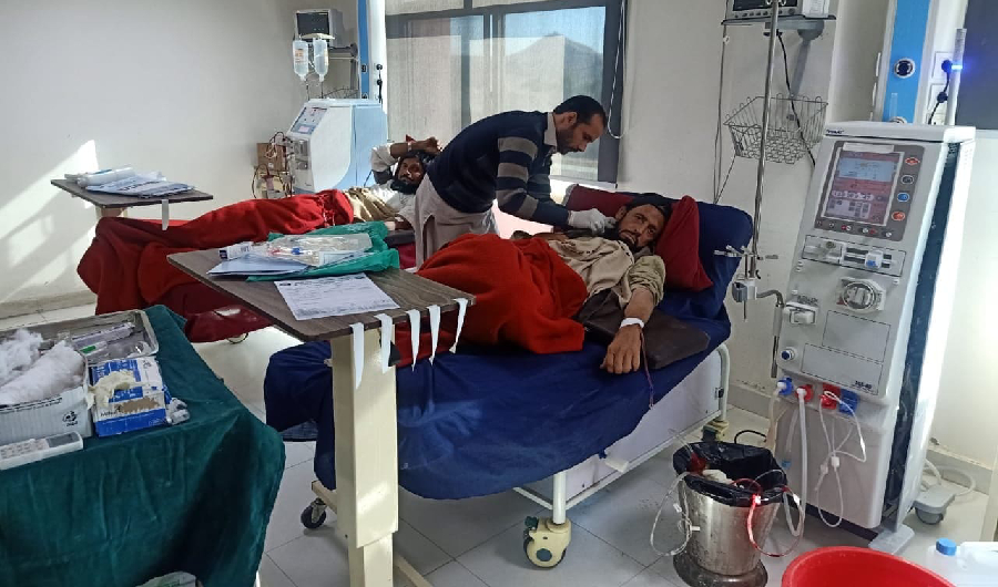 Sher Ali, a kidney patient, receives treatment at Fatima bint Mubarak Hospital in Wana, South Waziristan, Dec. 25, 2019. (AN photo)