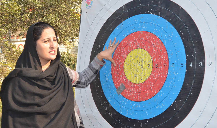 Sara Khan shows arrow marks to her students at Peshawar Sports Complex on Dec. 24, 2019. (AN Photo)