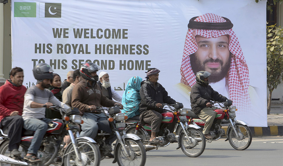 Motorcyclists pass by a banner in Lahore, welcoming Saudi Arabia's Crown Prince Mohammad bin Salman in Pakistan, Feb. 16, 2019. (AP/File photo)