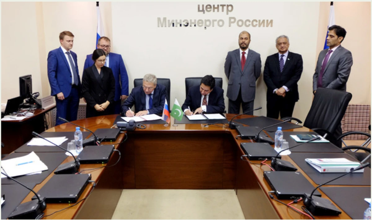Russian Deputy Energy Minister Anatoly Yanovsky and Pakistan's Ministry of Energy Additional Secretary Sher Afgan Khan sign a memorandum of understanding in Moscow, Russia on Sept. 27, 2018. (Photo by Russian Energy Ministry)