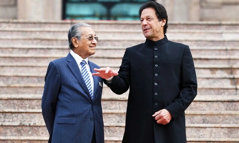 Prime Minister Imran Khan with Malaysian Premier Dr. Mahathir Mohamad at PM Office in Putrajayga Malaysia on 21st Nov, 2018. (PID)
