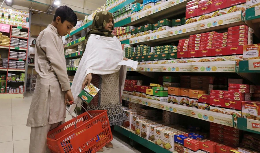 A woman shops for grocery items at a store in Peshawar, Pakistan April 3, 2019. (REUTERS/File photo)