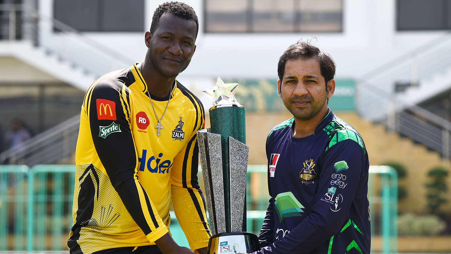 Captain of Peshawar Zalmi cricket team, Daren Sammy, left, and captain of Quetta Gladiators cricket team, Sarfraz Ahmed pose for photographs while holding the trophy of Pakistan Super League (PSL) Twenty20 (T20) at the National Cricket Stadium in Karachi on March 16, 2019. (AFP)