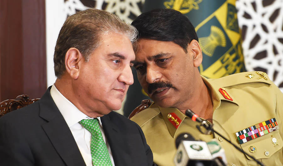 Pakistani Foreign Minister Shah Mahmood Qureshi (L) and military spokesman Maj Genreal Asif Ghafoor (R) talk during a press conference at the foreign ministry in Islamabad on August 17, 2019. (AFP)