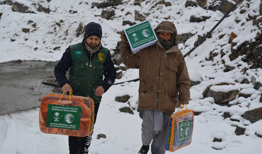 Residents of Astor district in Gilgit-Baltistan receive winter kits from KSRelief. (Photo courtesy: KSRelief)