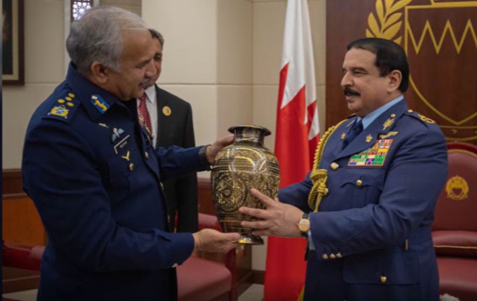 Pakistan’s Air Force chief, Air Chief Marshal Mujahid Khan, met with Bahrain’s ruler, King Hamad bin Isa Al-Khalifa, at the headquarters of the kingdom’s military force on Tuesday. (Photo Courtesy: Pakistan Air Force)