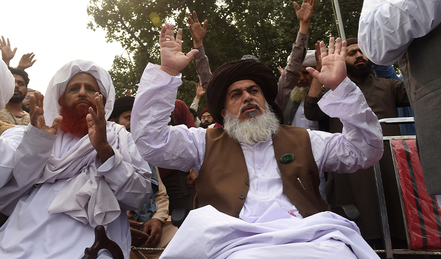 Khadim Hussain Rizvi (R), head of the Tehreek-e-Labaik Pakistan (TLP), a hardline religious political party, gestures as he leads a sit-in protest following the Supreme Court decision on Pakistani Christian woman Asia Bibi, in Lahore on November 1, 2018. (AFP)