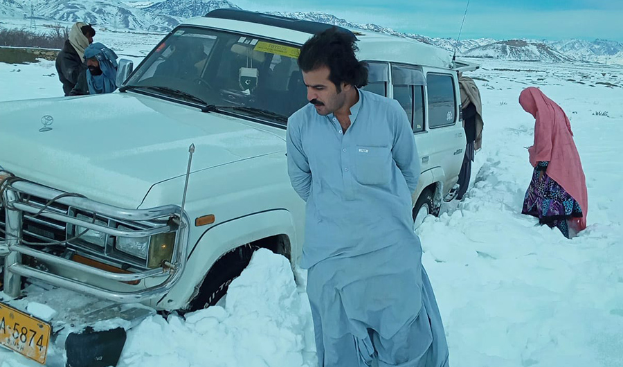 Suleman Khan, a resident of a small town in Balochistan, can be seen with his vehicle at the Quetta-Zhob highway on January 15, 2020. Khan saved more than 100 people who were trapped in a recent snowstorm in Pakistan's southwest. (Social Media)
