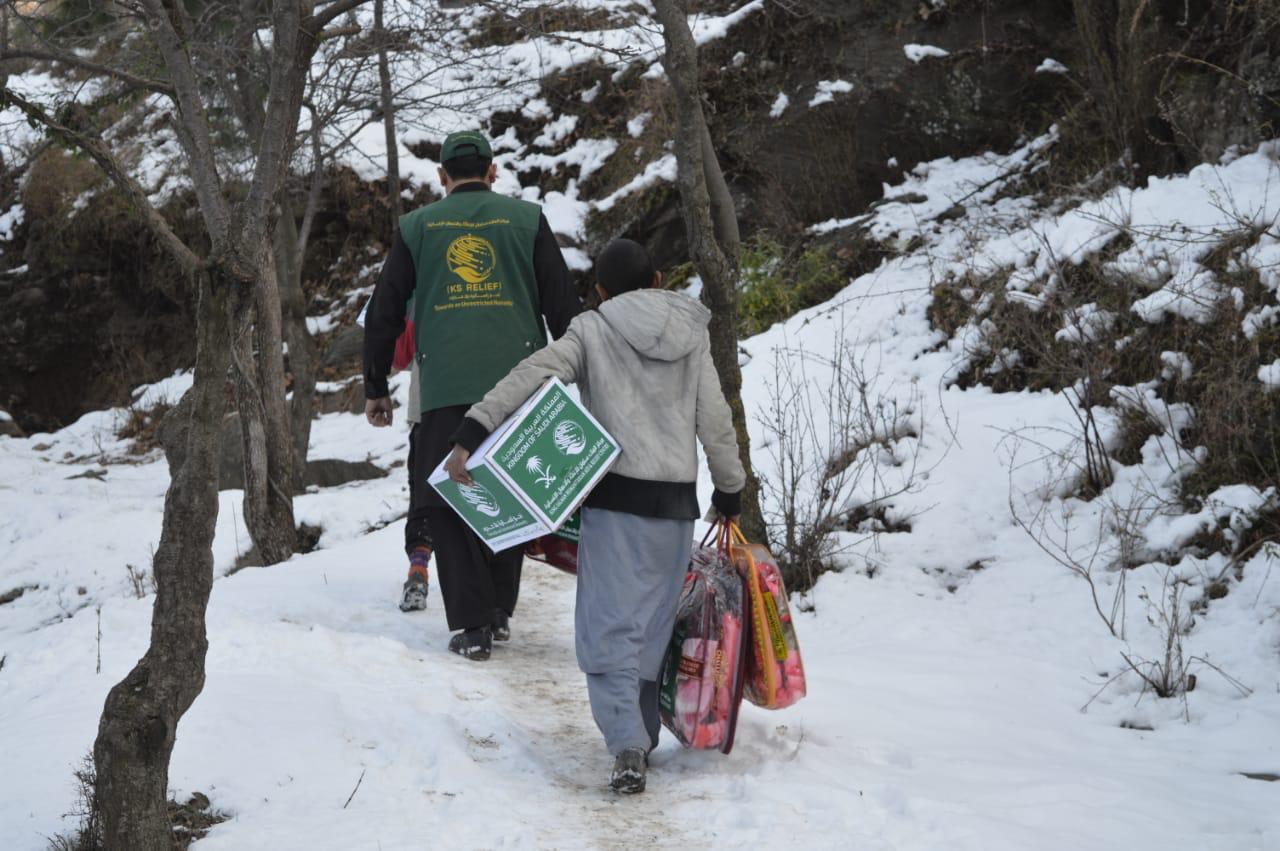 The King Salman Relief Center distributes 1,000 winter bags in the Khyber Pakhtunkhwa Khawa district of Pakistan. (Photo courtesy: KSRelief)