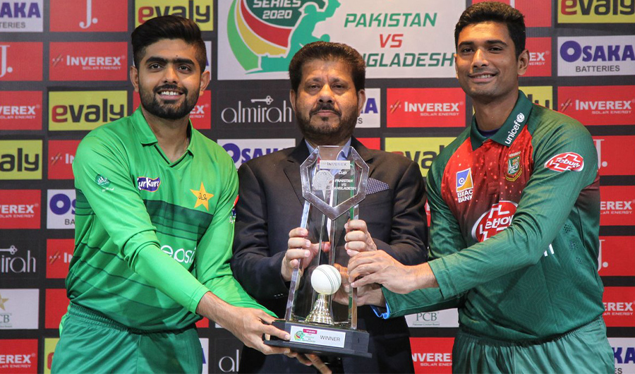 Captains of Pakistan and Bangladesh cricket teams during unveiling ceremony of T20 series trophy in Pakistan on January 23, 2020. (Photo by PCB)