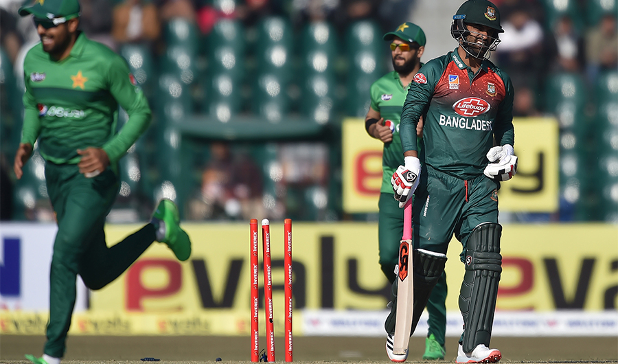 Pakistan's Shaheen Afridi (2R) celebrates with captain Babar Azam (R) after taking the wicket of Bangladesh's Soumya Sarkar (L) during the first T20 international cricket match of a three-match series between Pakistan and Bangladesh at Gaddafi Cricket Stadium in Lahore on January 24, 2020. (AFP)
