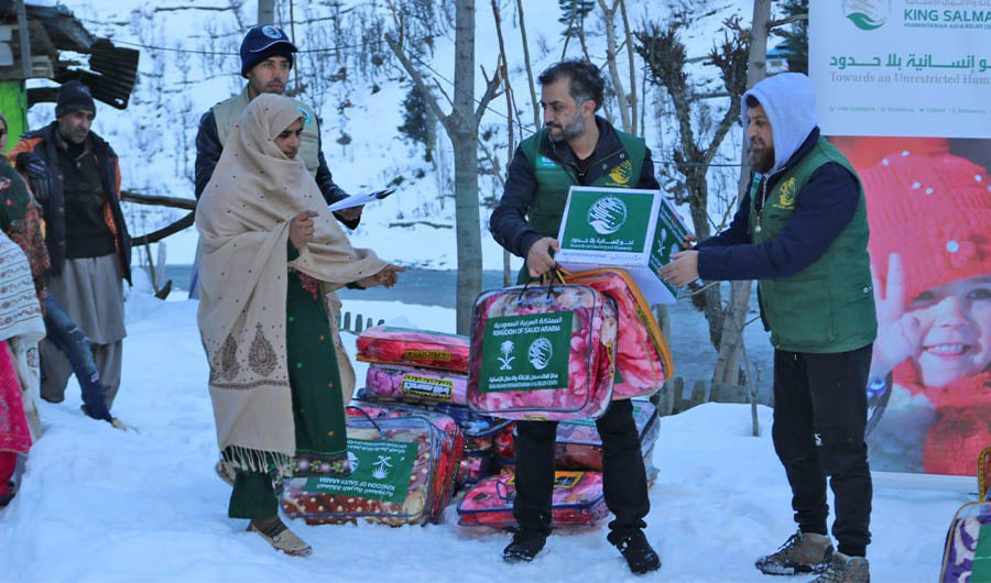 The King Salman Relief Center distributes 1,000 winter bags in the Khyber Pakhtunkhwa Khawa district of Pakistan. (Photo courtesy: KSRelief)