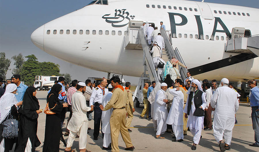 Pakistani pilgrims prepare to board a Pakistan International Airlines' special Haj pilgrimage flight bound for Saudi Arabia at the Allama Iqbal International airport in Lahore on November 2, 2008. (AFP)