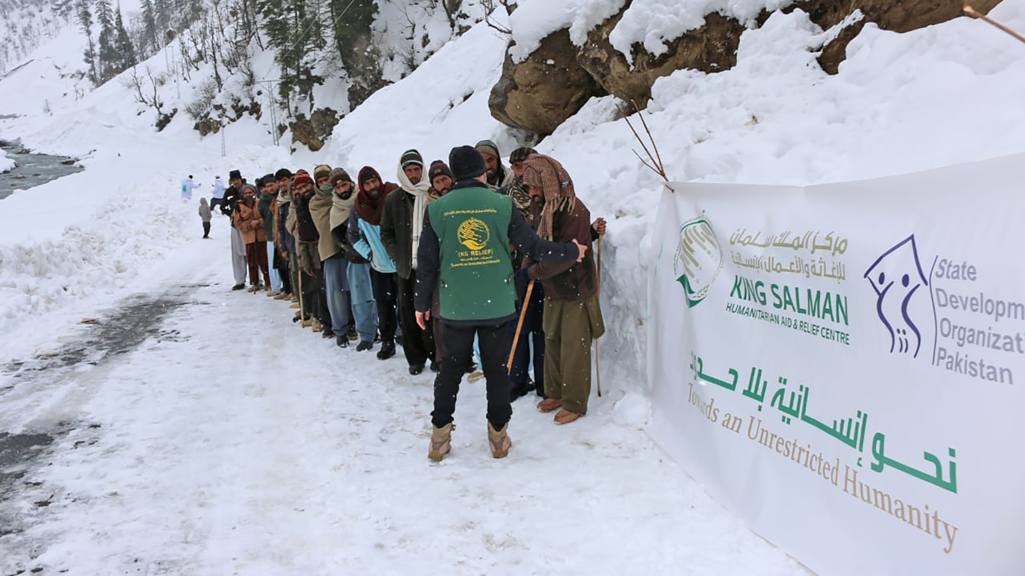 KSRelief officers reach the Neelum Valley, Azad Kashmir on Jan. 25, 2020. (Picture courtesy: KSRelief)