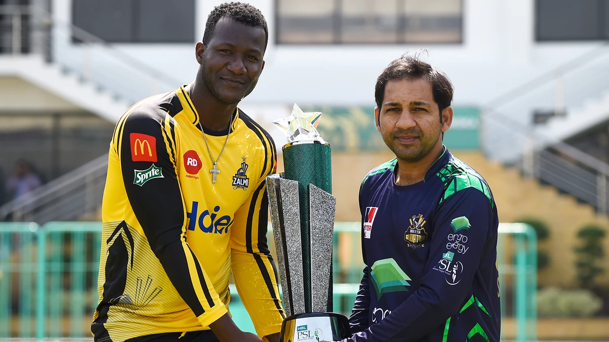 Captain of Peshawar Zalmi cricket team, Daren Sammy, left, and captain of Quetta Gladiators cricket team, Sarfraz Ahmed pose for photographs while holding the trophy of Pakistan Super League (PSL) Twenty20 (T20) at the National Cricket Stadium in Karachi on March 16, 2019. (AFP)