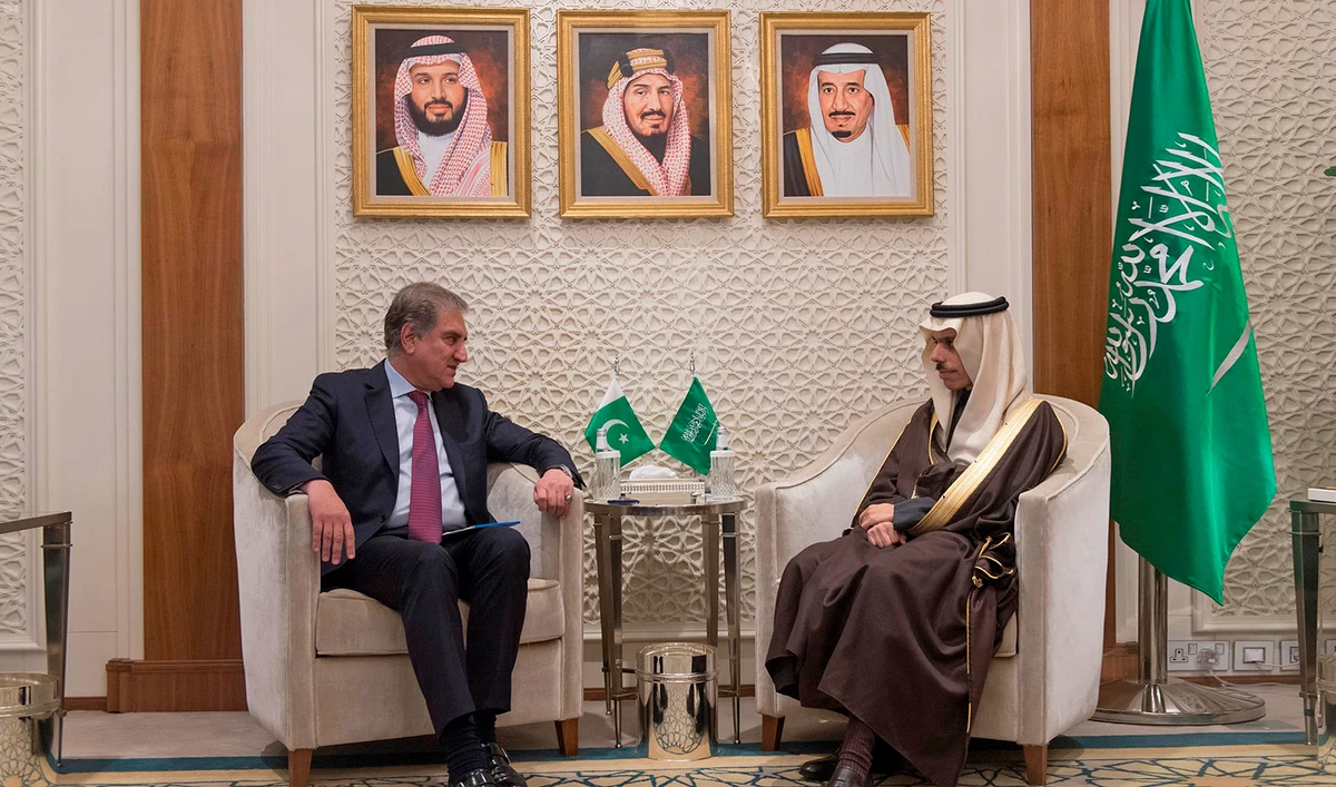 Pakistan's Foreign Minister Shah Mahmood Qureshi meets his Saudi counterpart Faisal bin Farhan Al-Saud, center right, in Riyadh on Jan. 13, 2020. (Supplied)