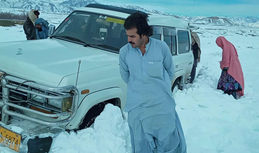 Suleman Khan, a resident of a small town in Balochistan, can be seen with his vehicle at the Quetta-Zhob highway on January 15, 2020. Khan saved more than 100 people who were trapped in a recent snowstorm in Pakistan's southwest. (Social Media)