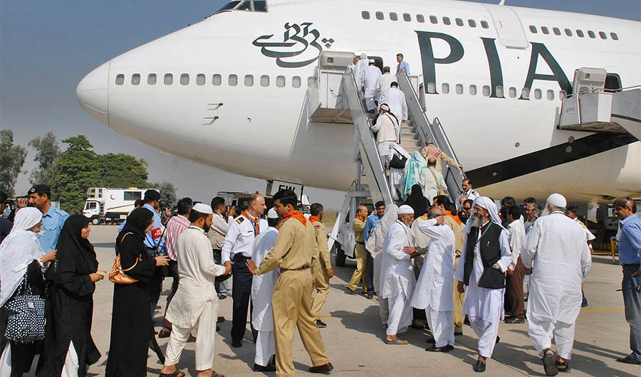 Pakistani pilgrims prepare to board a Pakistan International Airlines' special Haj pilgrimage flight bound for Saudi Arabia at the Allama Iqbal International airport in Lahore on November 2, 2008. (AFP)