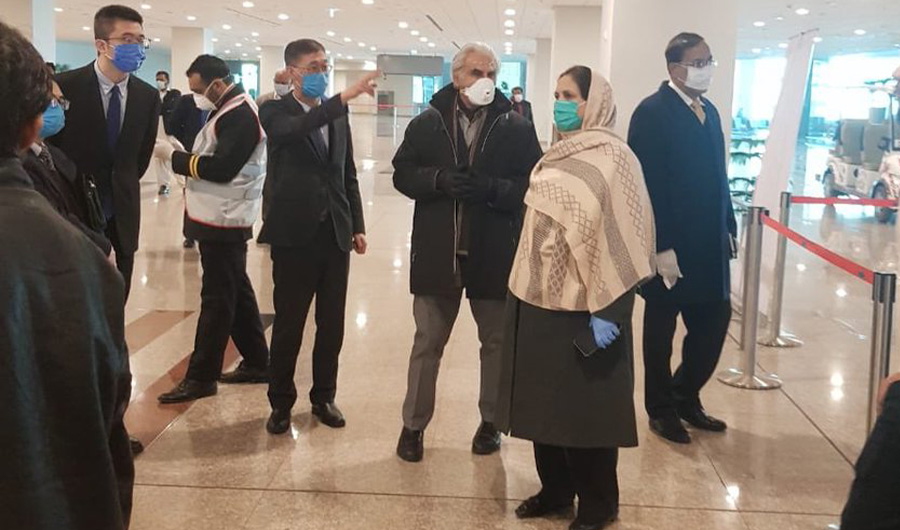 State minister for health Dr. Zafar Mirza received passengers from China along with Chinese Ambassador at Islamabad airport this morning. (Photo courtesy by Pakistan health ministry)