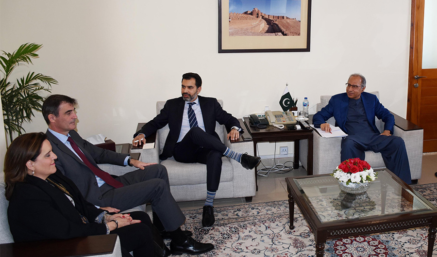 Adviser to the Prime Minister on Finance and Revenue, Abdul Hafeez Shaikh, receives IMF representatives at the Finance Division in Islamabad on Feb. 3, 2020. (Photo courtesy: Ministry of Finance and Revenue)