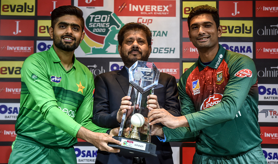 Pakistan's Babar Azam (L) and Bangladesh's Mahmudullah (R) pose holding the T20 series trophy at the Gaddafi Cricket Stadium in Lahore on January 23, 2020. (AFP)