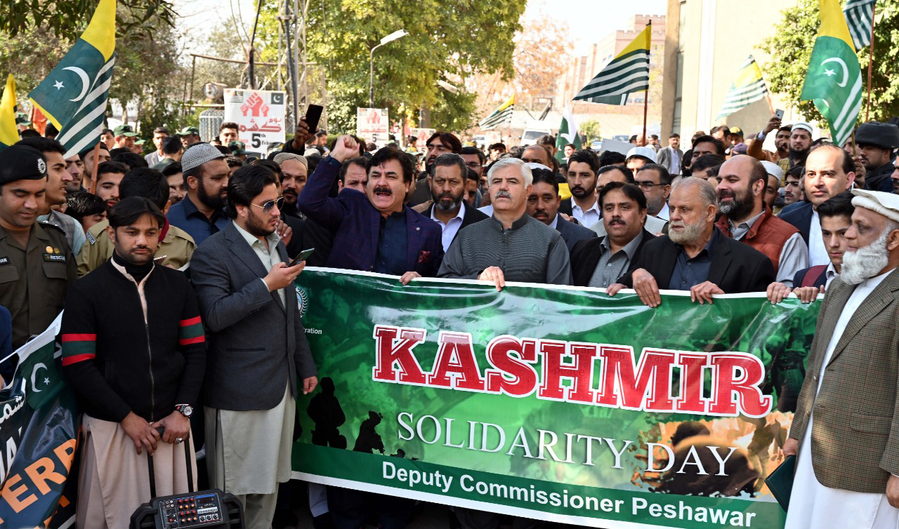 Chief Minister Khyber Pakhtunkhwa, Mahmood Khan, along with provincial ministers and MPAs take part in Kashmir Solidarity Day march in Peshawar on Feb.5, 2020. (PID)