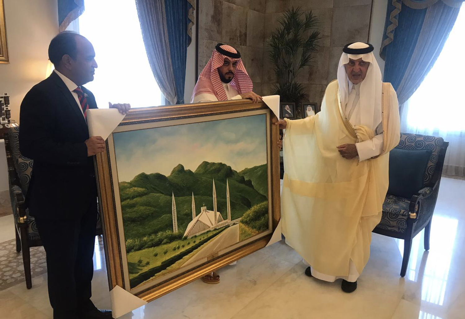 Khalid Majid, consul general of Pakistan in Jeddah, pays a courtesy call to Makkah Gov. Prince Khaled Al-Faisal. (Supplied)