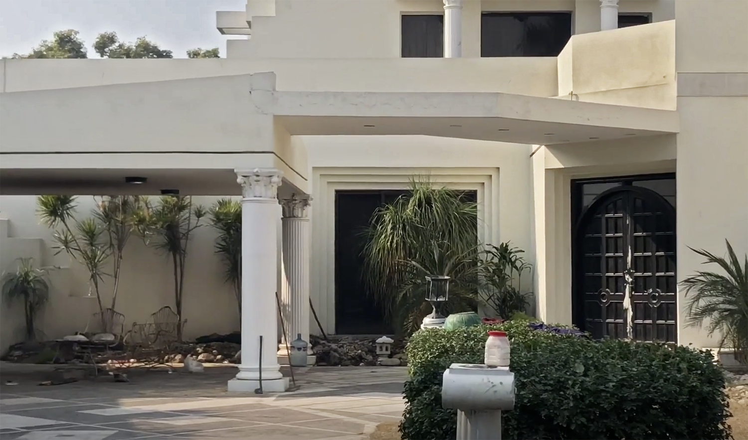 This undated file photo shows former finance minister Ishaq Dar's residence in Lahore. (Screen grab: Independent Urdu)